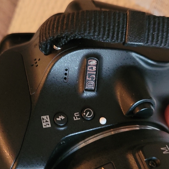 Nikon D5100 Bundle w 2 Lenses & Bag - Picture 2 of 7